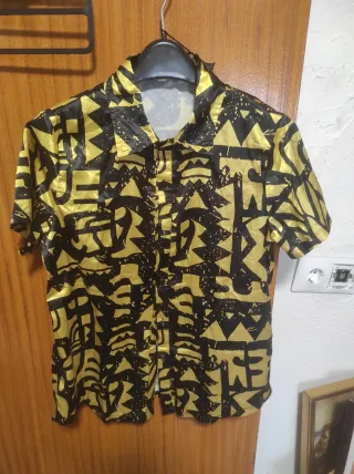 Camisa estampada negra y dorada Talla M