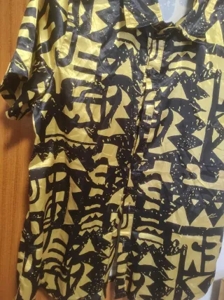Camisa estampada negra y dorada Talla M