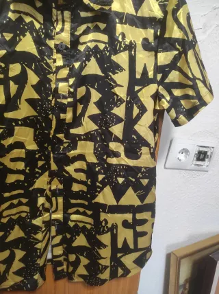 Camisa estampada negra y dorada Talla M