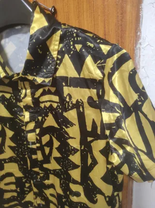 Camisa estampada negra y dorada Talla M