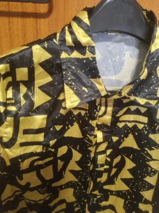 Camisa estampada negra y dorada Talla M