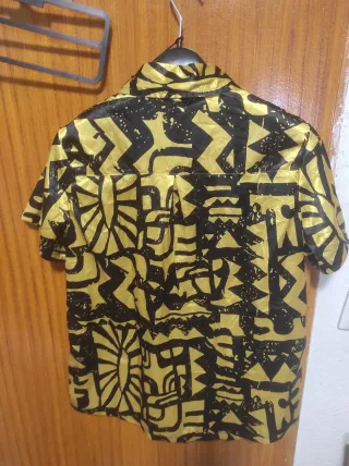 Camisa estampada negra y dorada Talla M