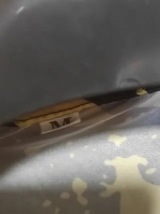 Camisa estampada negra y dorada Talla M