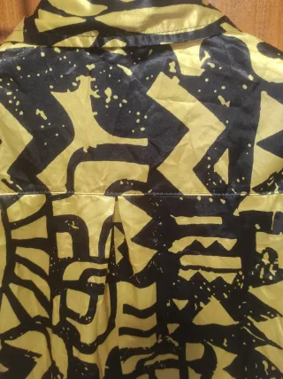 Camisa estampada negra y dorada Talla M