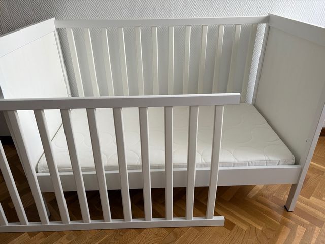 Cuna convertible en cama + colchón