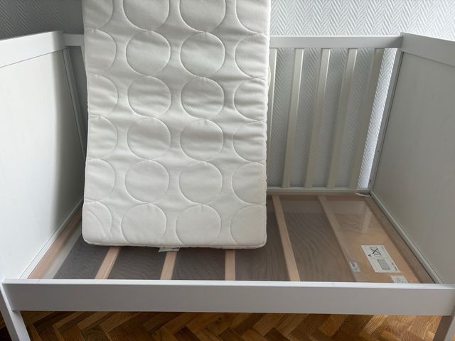 Cuna convertible en cama + colchón