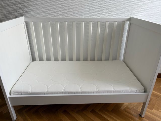 Cuna convertible en cama + colchón