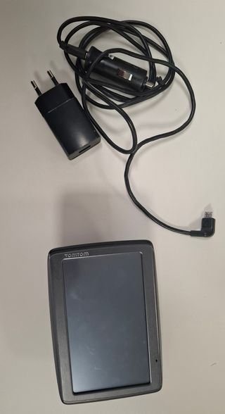 Navegador GPS TomTom con cargador