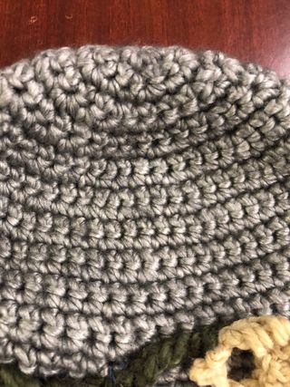 Cappello uncinetto grigio con fiori