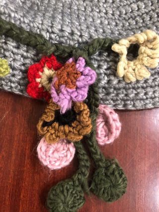 Cappello uncinetto grigio con fiori