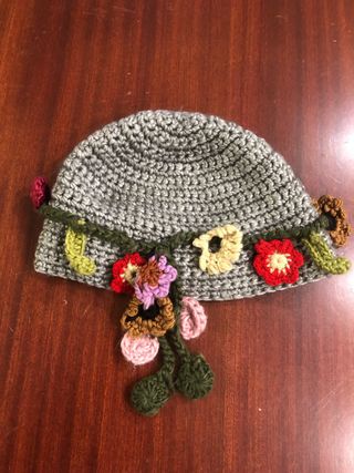 Cappello uncinetto grigio con fiori