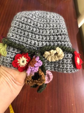 Cappello uncinetto grigio con fiori