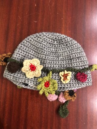 Cappello uncinetto grigio con fiori