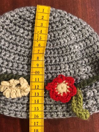 Cappello uncinetto grigio con fiori