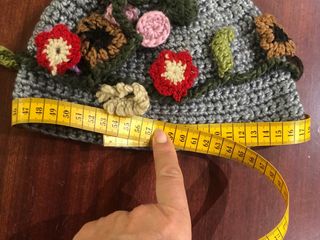 Cappello uncinetto grigio con fiori