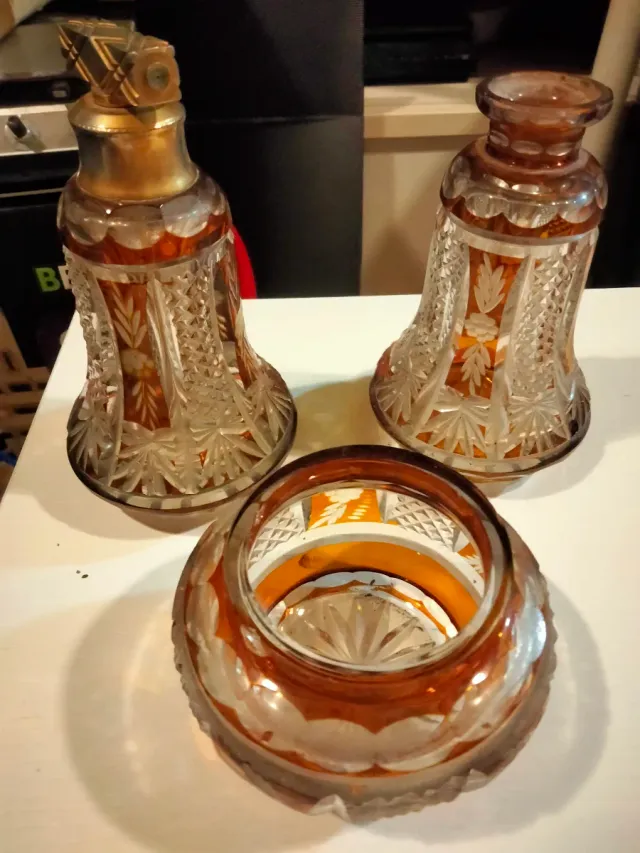 Antiguos frascos cristal tallado ámbar