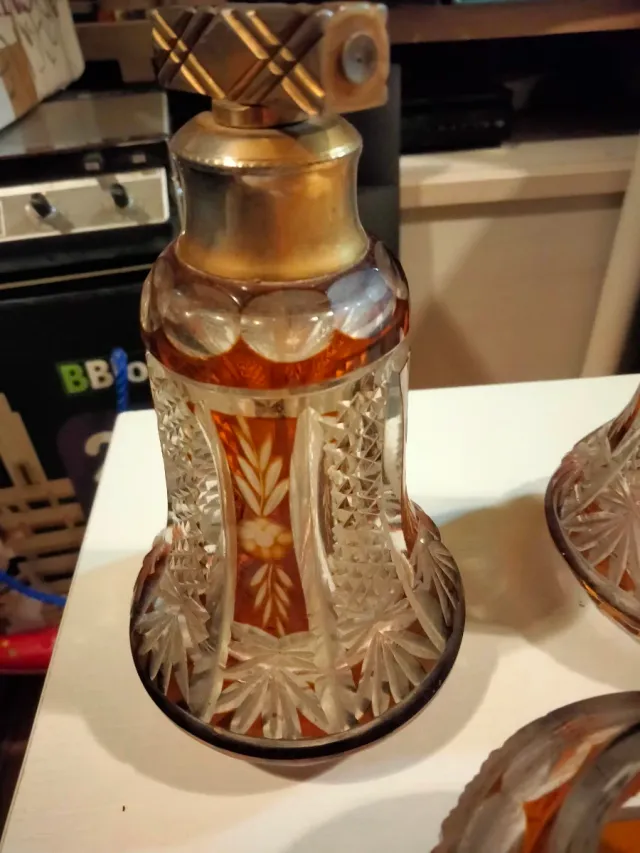 Antiguos frascos cristal tallado ámbar