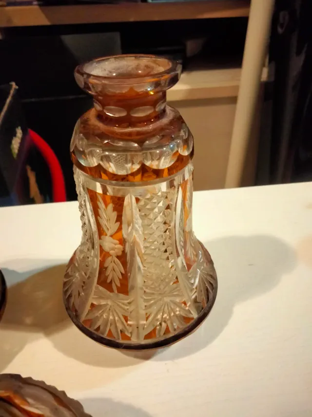 Antiguos frascos cristal tallado ámbar