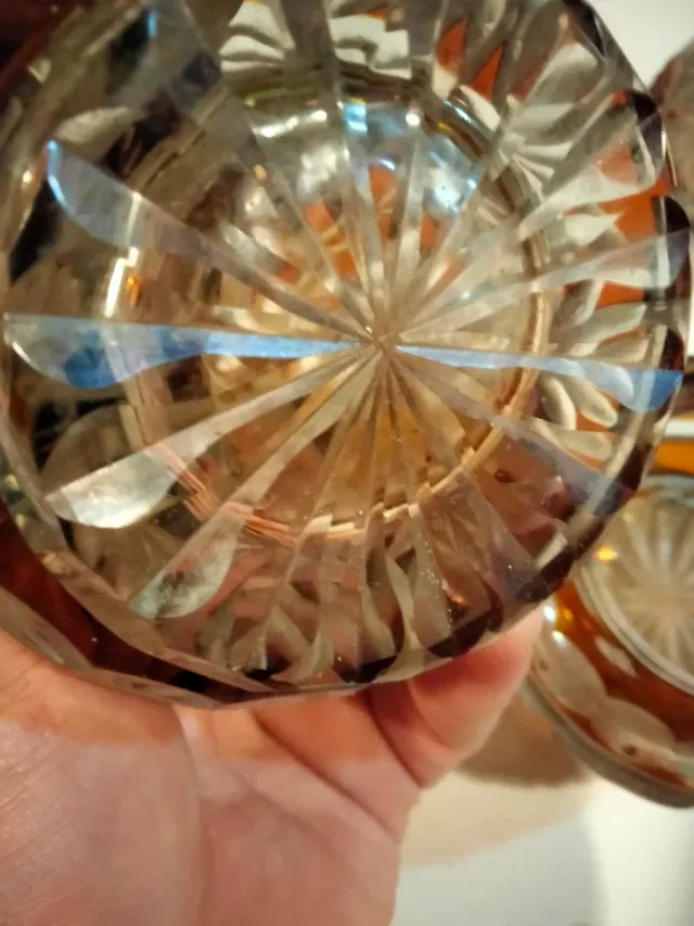 Antiguos frascos cristal tallado ámbar