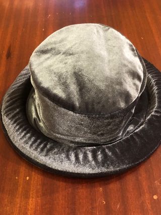 Cappello grigio in velluto