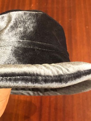 Cappello grigio in velluto