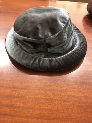 Cappello grigio in velluto