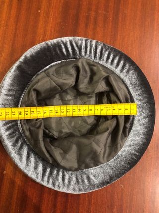 Cappello grigio in velluto