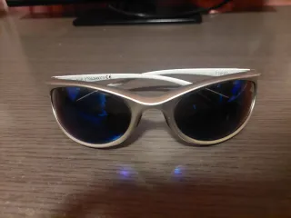 Gafas de sol plateadas y azules