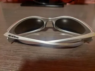 Gafas de sol plateadas y azules