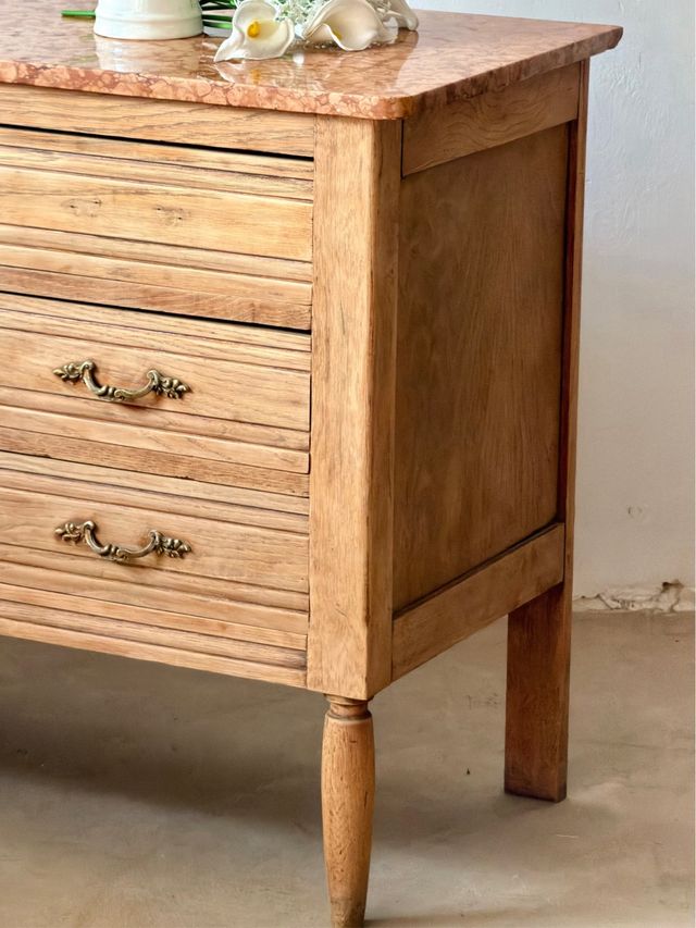 Comoda francese in rovere con marmo breccia rosa