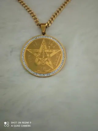 Cadena de acero con Tretragrama