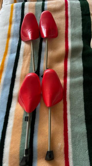 Hormas para zapatos (rojo y beige)