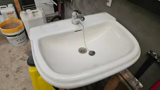 Lavabo de pie con grifo