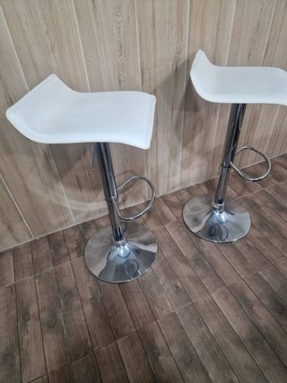 Taburetes de piel blancos