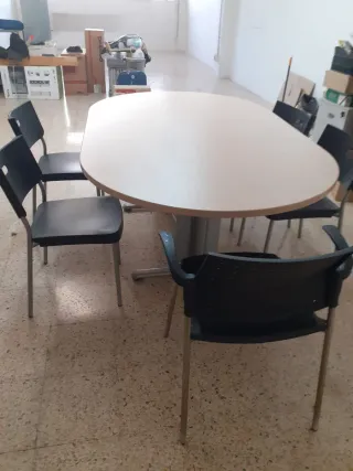 Mesa ovalada grande y 4 sillas