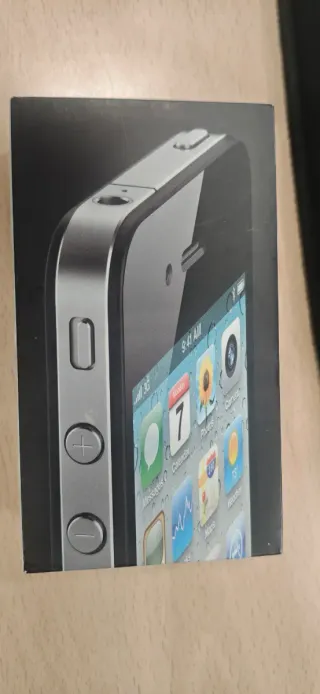 Scatola iPhone 4 con caricatore e auricolari