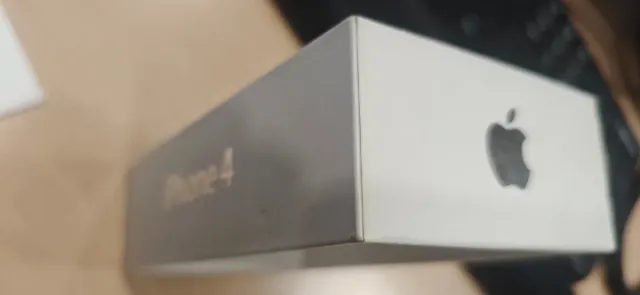 Scatola iPhone 4 con caricatore e auricolari