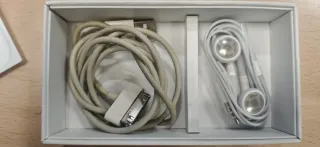 Scatola iPhone 4 con caricatore e auricolari