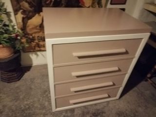 Cassettiera beige/porpora e bianca