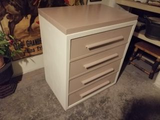 Cassettiera beige/porpora e bianca