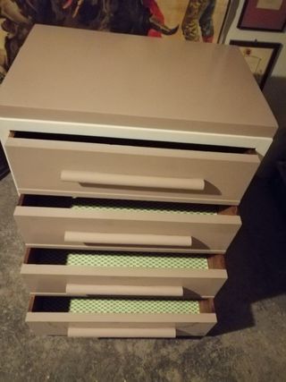 Cassettiera beige/porpora e bianca