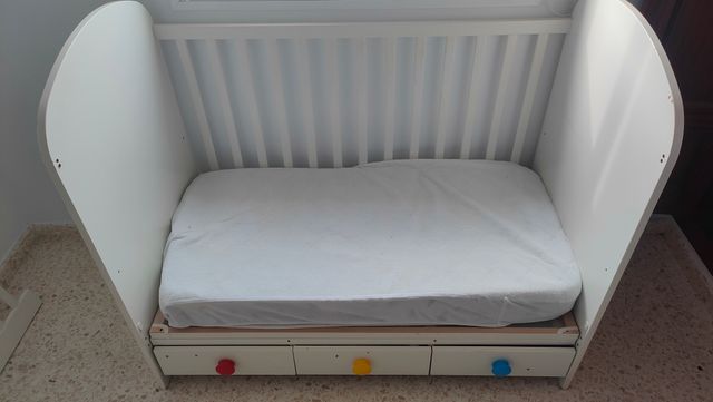 Cuna bebé IKEA blanca con cajón