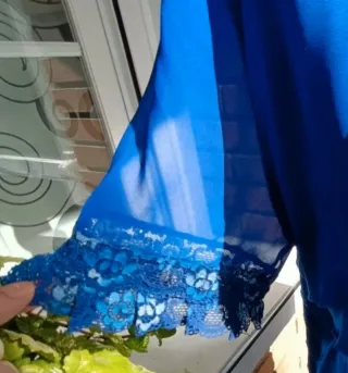 Vestido fiesta azul eléctrico con encaje