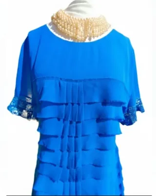 Vestido fiesta azul eléctrico con encaje