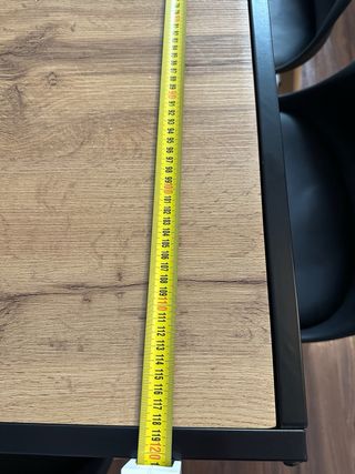 Mesa con 4 sillas negras