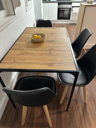 Mesa con 4 sillas negras