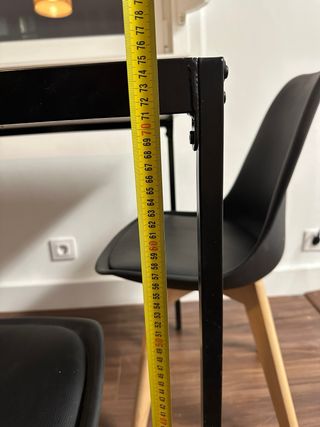 Mesa con 4 sillas negras