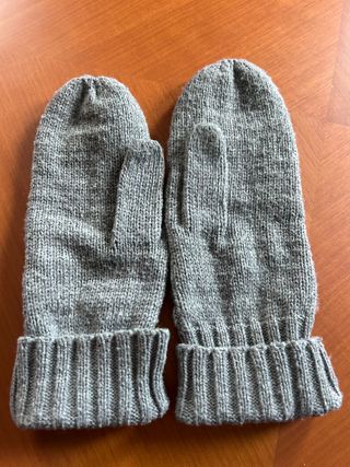 Manoplas de lana grises