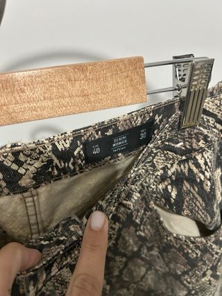 Pantalón vaquero estampado serpiente