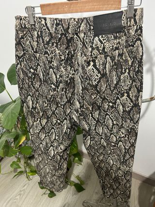 Pantalón vaquero estampado serpiente